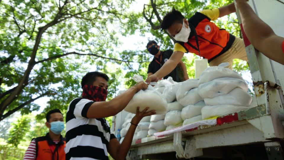 First District Office, DOLE-Davao distributes cash aid, food packs to First District workers